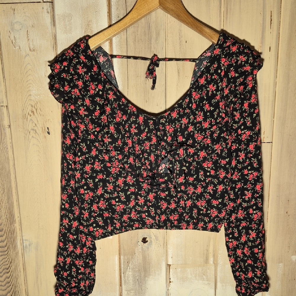 Flirty Ruffle Collar With Pink Flowers and Black Crop Blouse